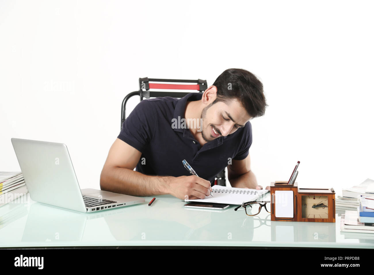 Photo du garçon est écrit sur ordinateur portable avec sourire visage. isolé sur fond blanc. Banque D'Images