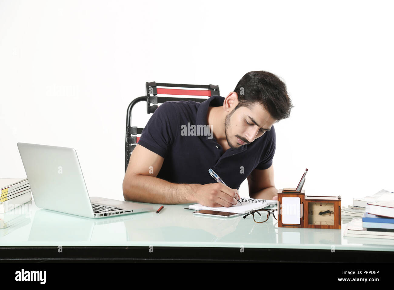 Jeune garçon est écrit travail sur ordinateur portable dans la cabine. Isolé sur fond blanc. Banque D'Images