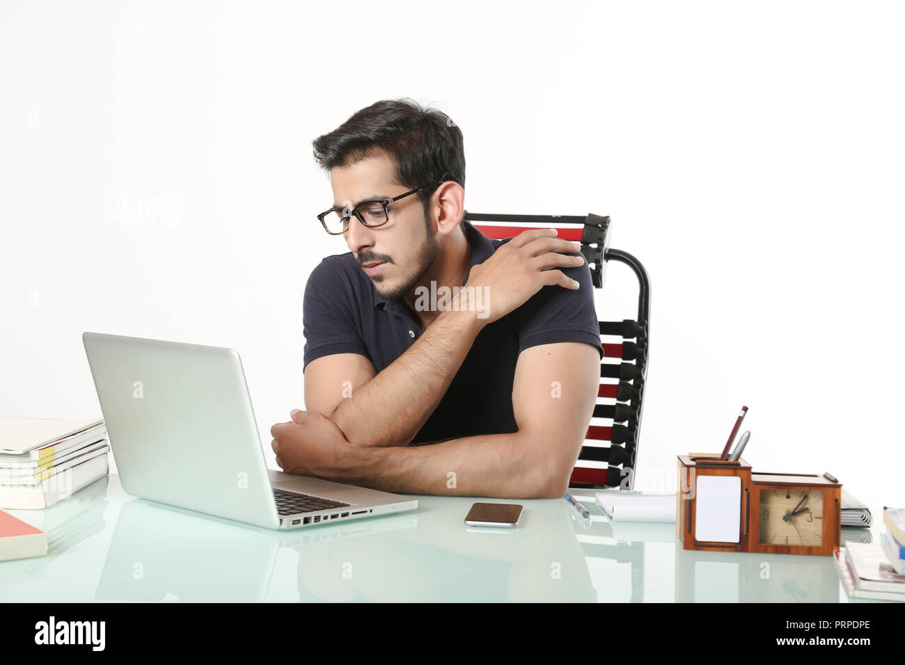 L'homme est à la recherche de travail avec ordinateur portable noir portant des lunettes. isolé sur fond blanc. Banque D'Images