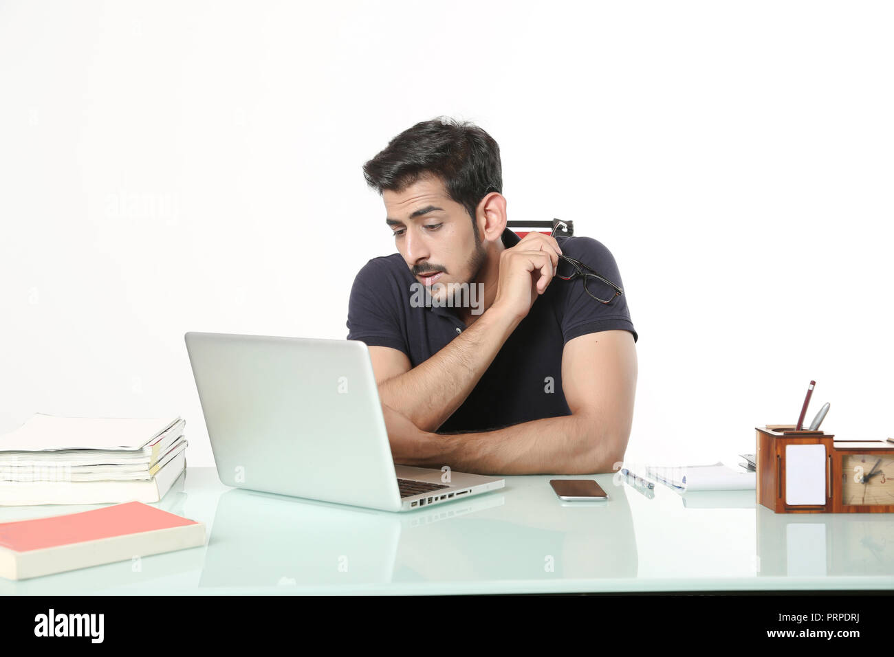 L'homme est à la recherche de travail ordinateur portable assis sur la chaise dans la cabine. isolé sur fond blanc. Banque D'Images