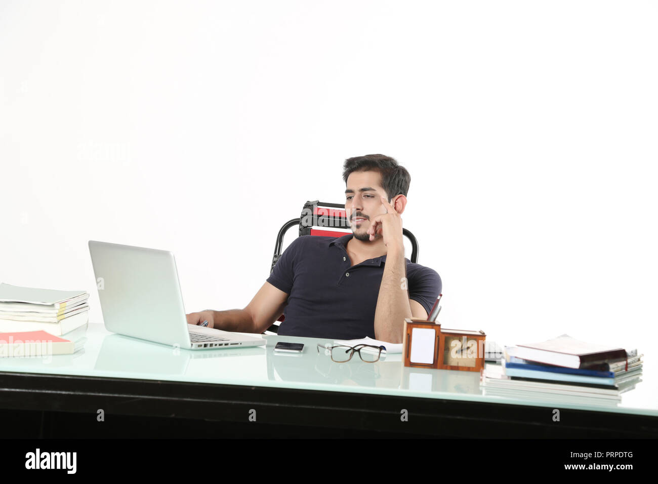 L'homme est à la recherche de travail avec ordinateur portable assis sur la chaise dans la cabine. isolé sur fond blanc. Banque D'Images