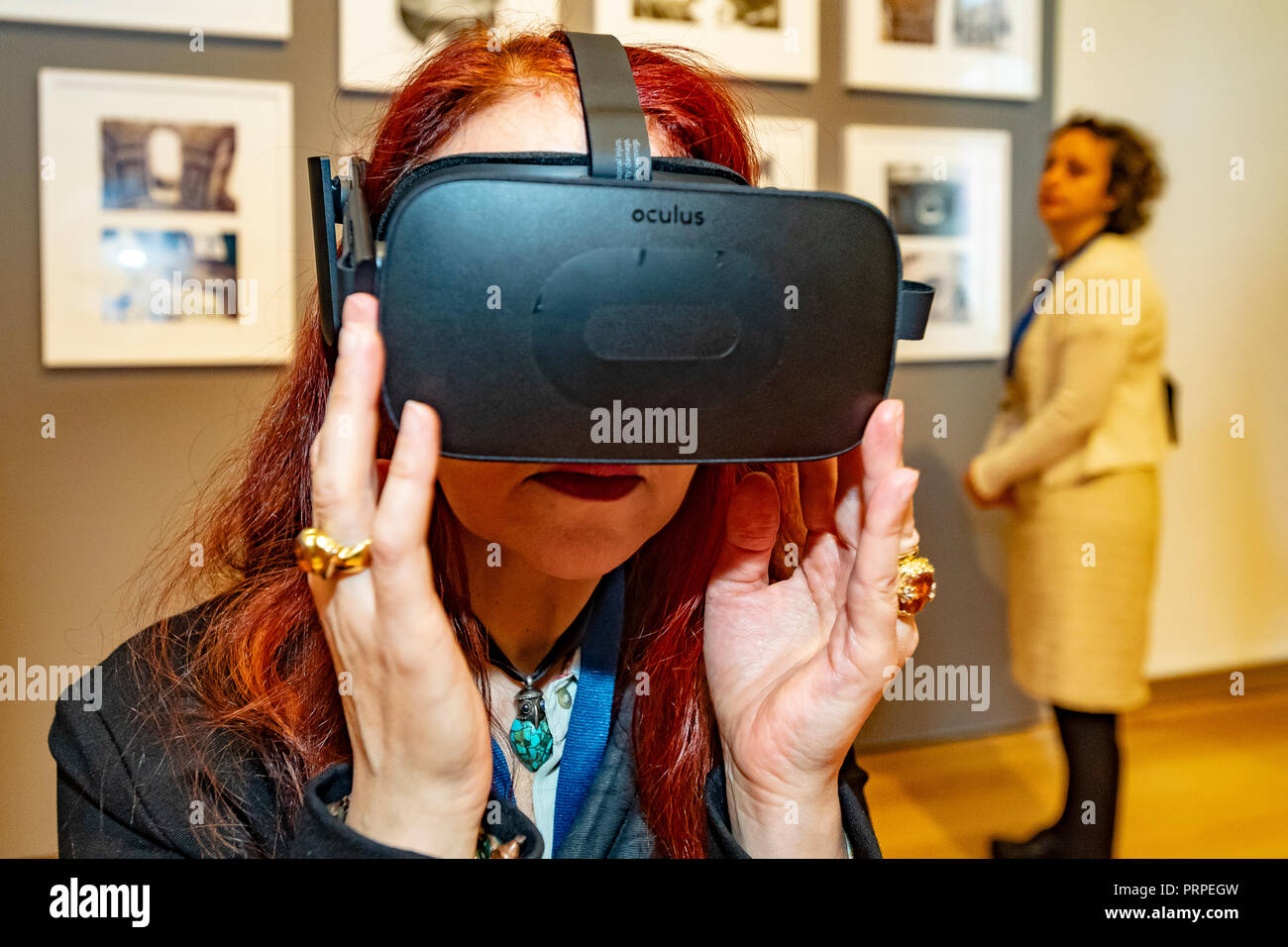Italie Piémont Turin -les gens qui tentent l'expérience de la réalité virtuelle Banque D'Images