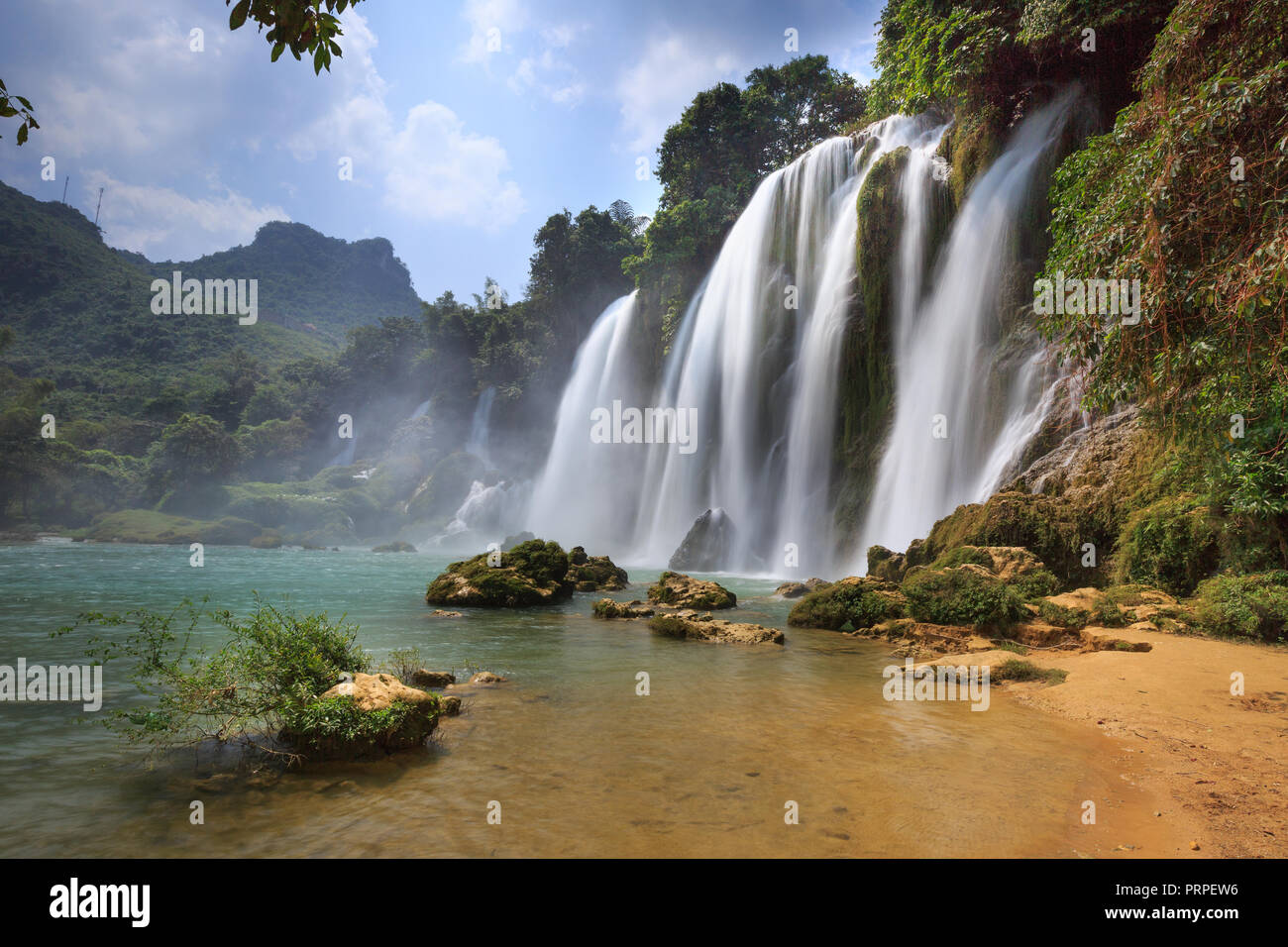 Image de la chute d'eau de Ban Gioc descend dans la province de Cao Bang, Vietnam Banque D'Images