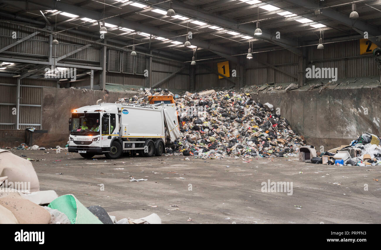 Dennis refuser déchargement d'un camion de déchets domestiques, dans le centre de recyclage des déchets et de camping, Wrekenton, Gateshead, England, UK Banque D'Images