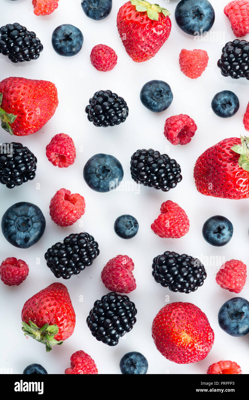 Les baies fraîches sur le fond blanc. Ripe Sweet fraise, framboise, myrtille, Blackberry Banque D'Images
