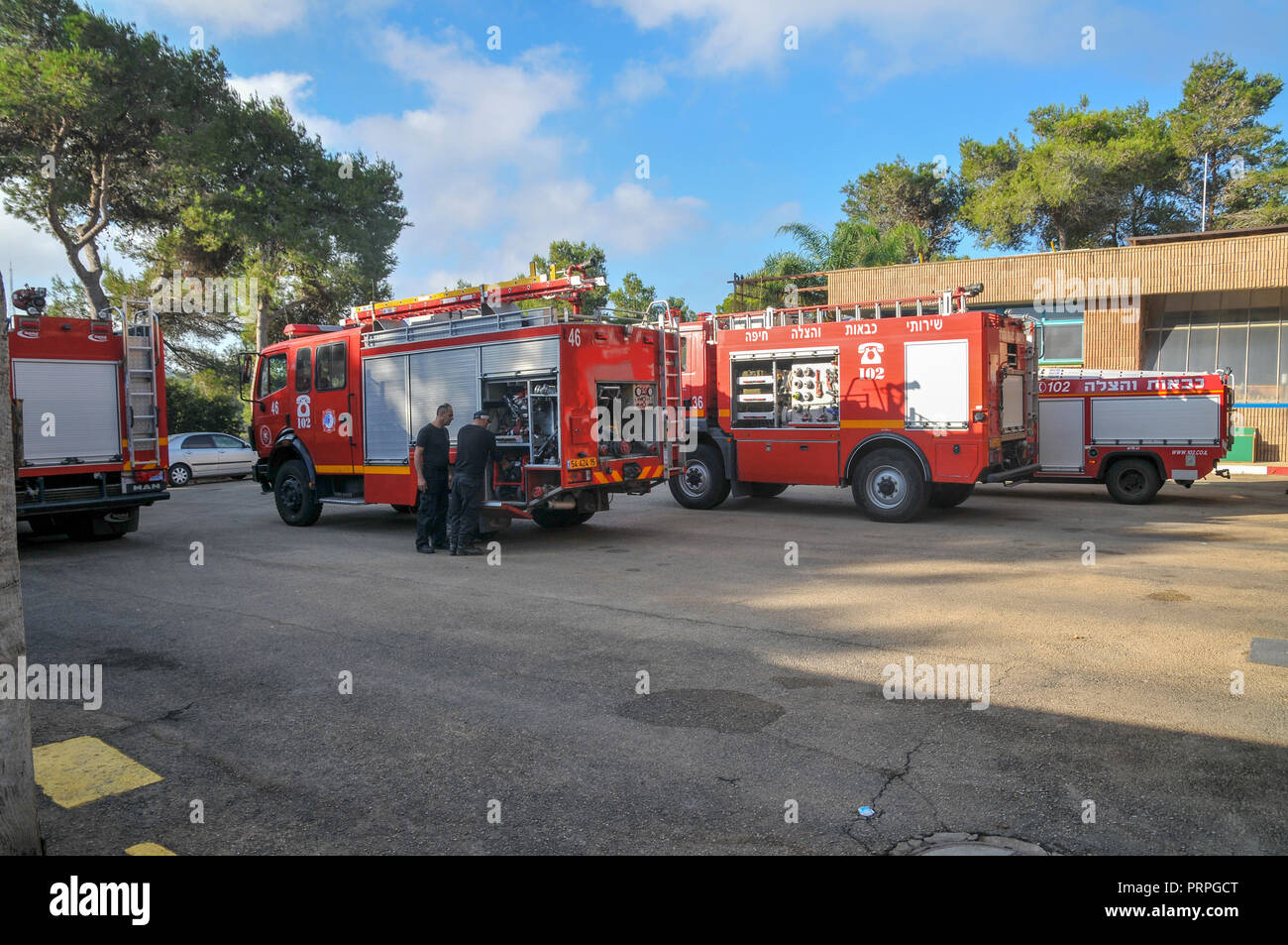 Les camions incendie dans un poste de pompiers, Haïfa, Israël Banque D'Images