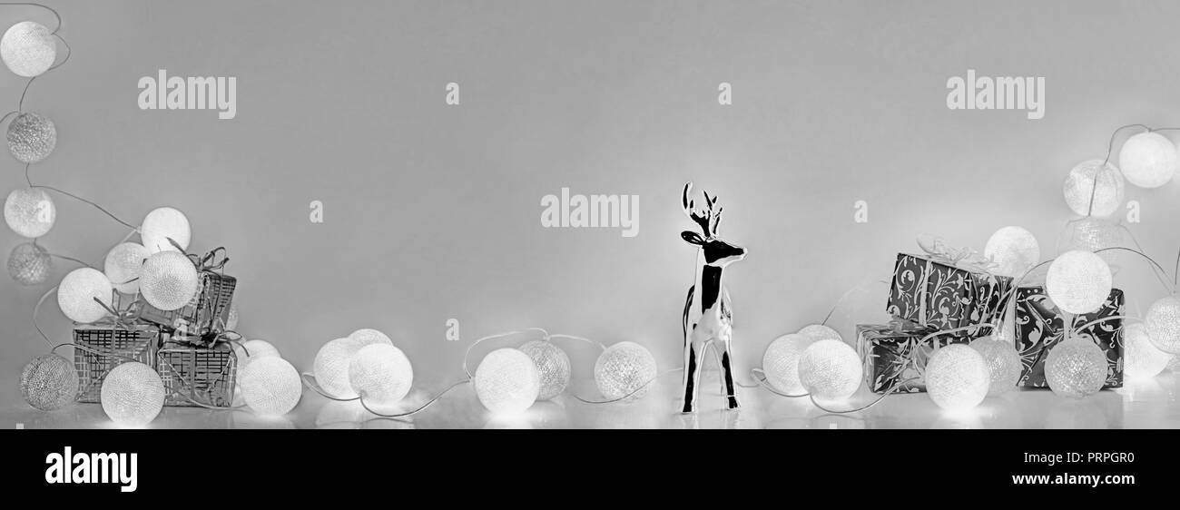 Décorations de Noël. Lumières de Noël électrique ronde avec quelques éléments de décor. Bannière horizontale. Banque D'Images