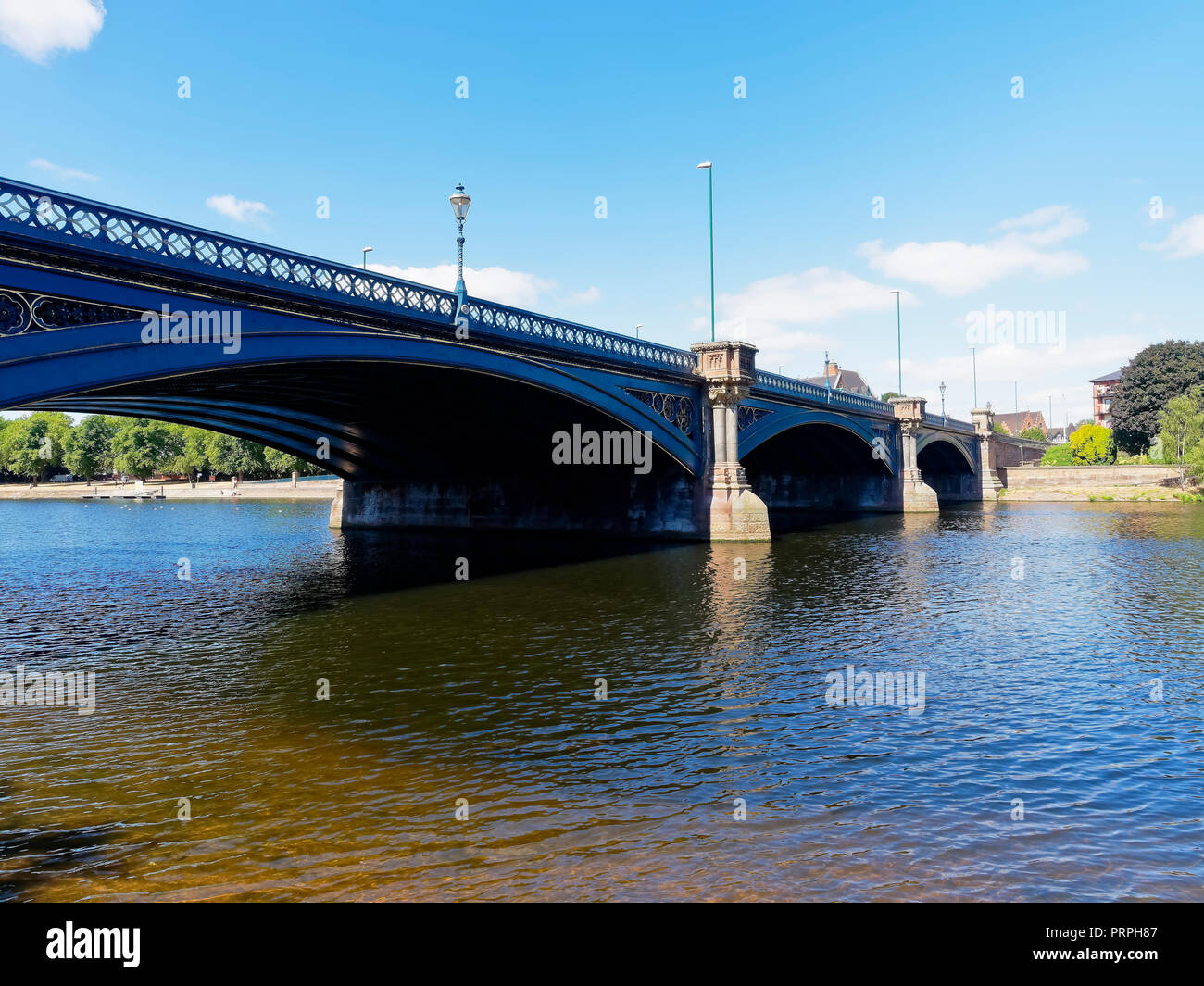 Trent Bridge, un pont en arc à trois, enjambe la rivière Trent sur une chaude journée d'été, lumineux. Banque D'Images