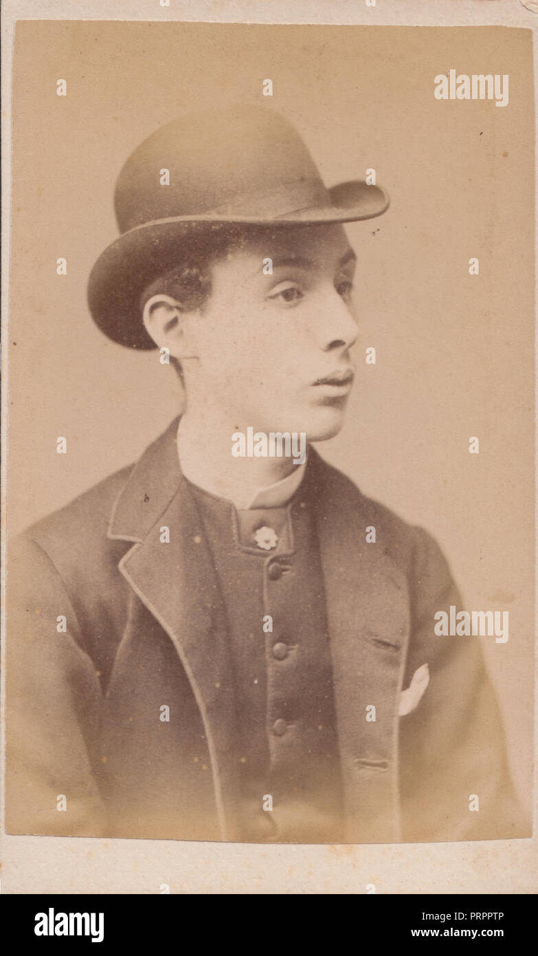* Birmingham Carte de visite (CDV) d'un jeune homme portant un costume victorien et Bowler Hat Banque D'Images