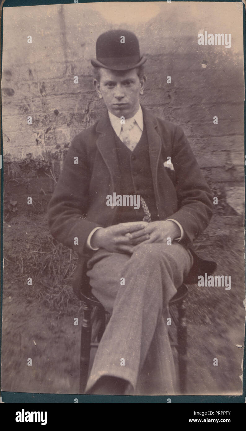 * Carte de visite (CDV) d'un homme assis à l'extérieur de l'époque victorienne en Costume et chapeau melon Banque D'Images