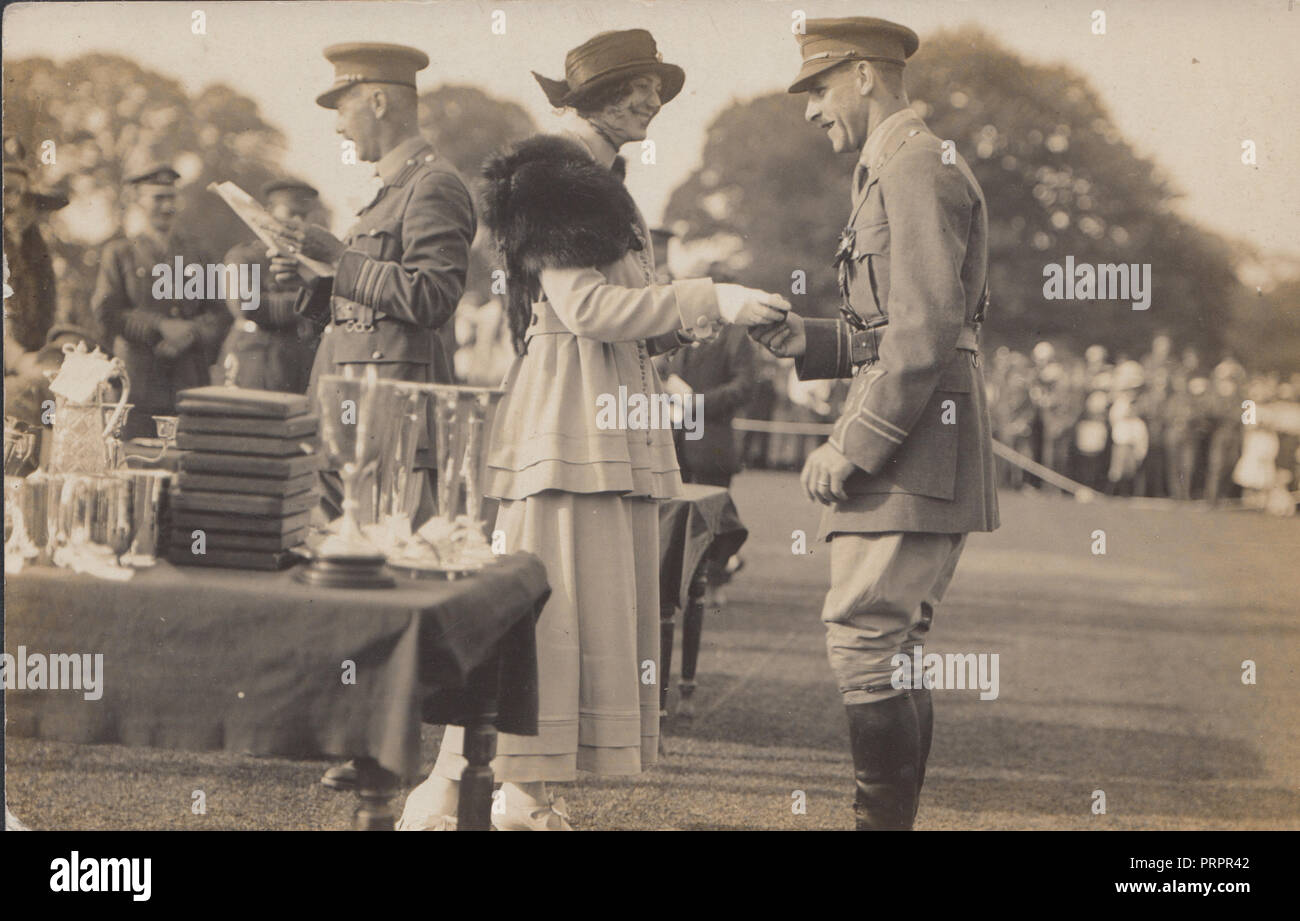 * Vintage Photographie montrant un WW1 Officier de l'armée britannique de recevoir un prix d'une dame à la mode à un événement public Banque D'Images