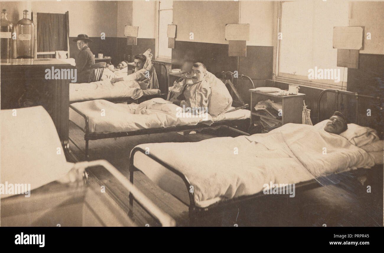 * Vintage 1918 Photographie montrant un groupe de blessés WW1 Soldats de l'armée britannique dans leur lit d'hôpital Banque D'Images