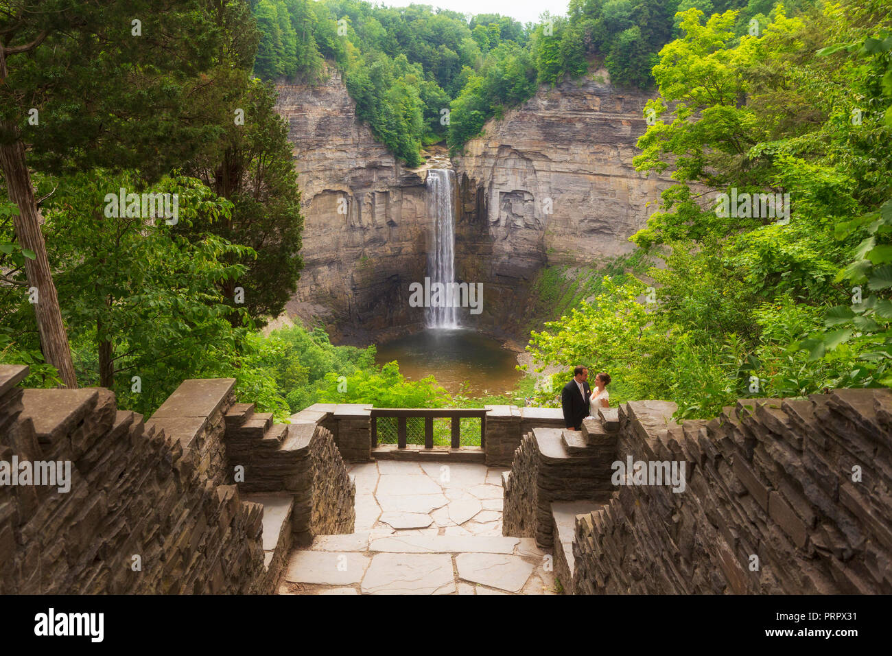 Photos de mariage à Taughannock Falls est un 215 pieds (66 m) cascade chute c'est la plus haute chute d'eau goutte à goutte à l'Est des Rocheuses. Banque D'Images