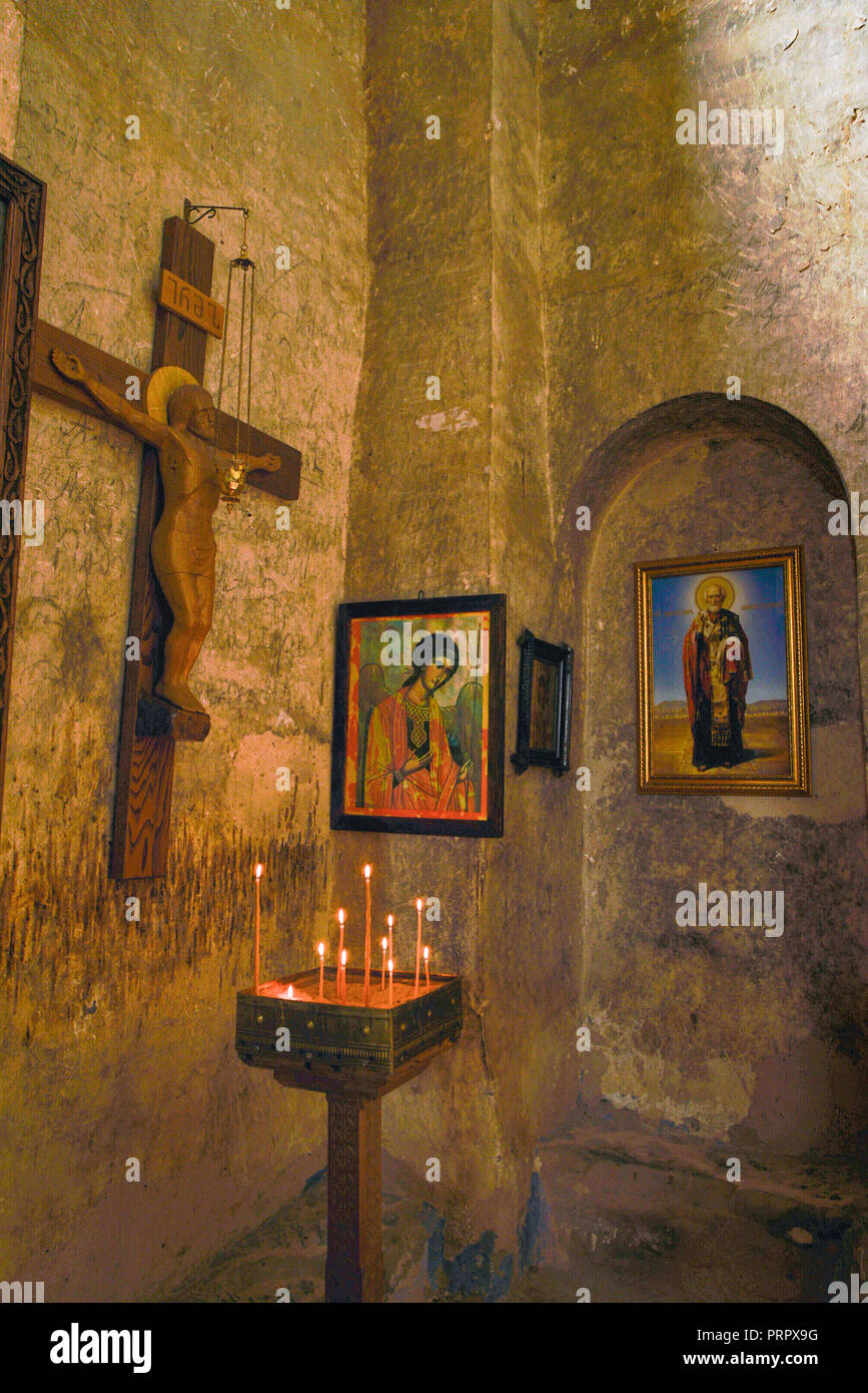 Le 9ème siècle fo intérieur basilique dans la roche taillée ville antique d'Uplistsikhe, Géorgie Banque D'Images