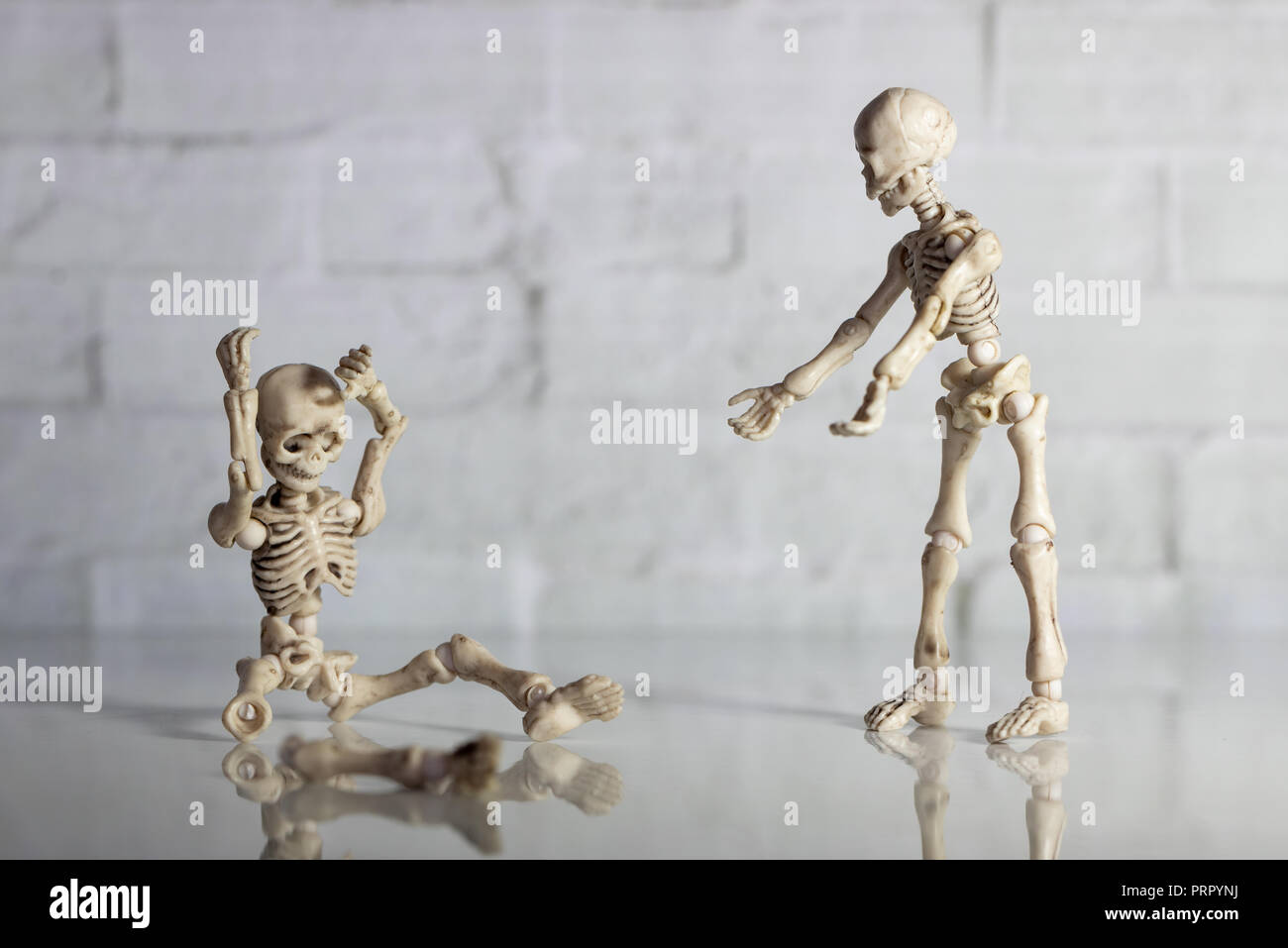 Chiffres squelette avec jambe cassée Banque D'Images