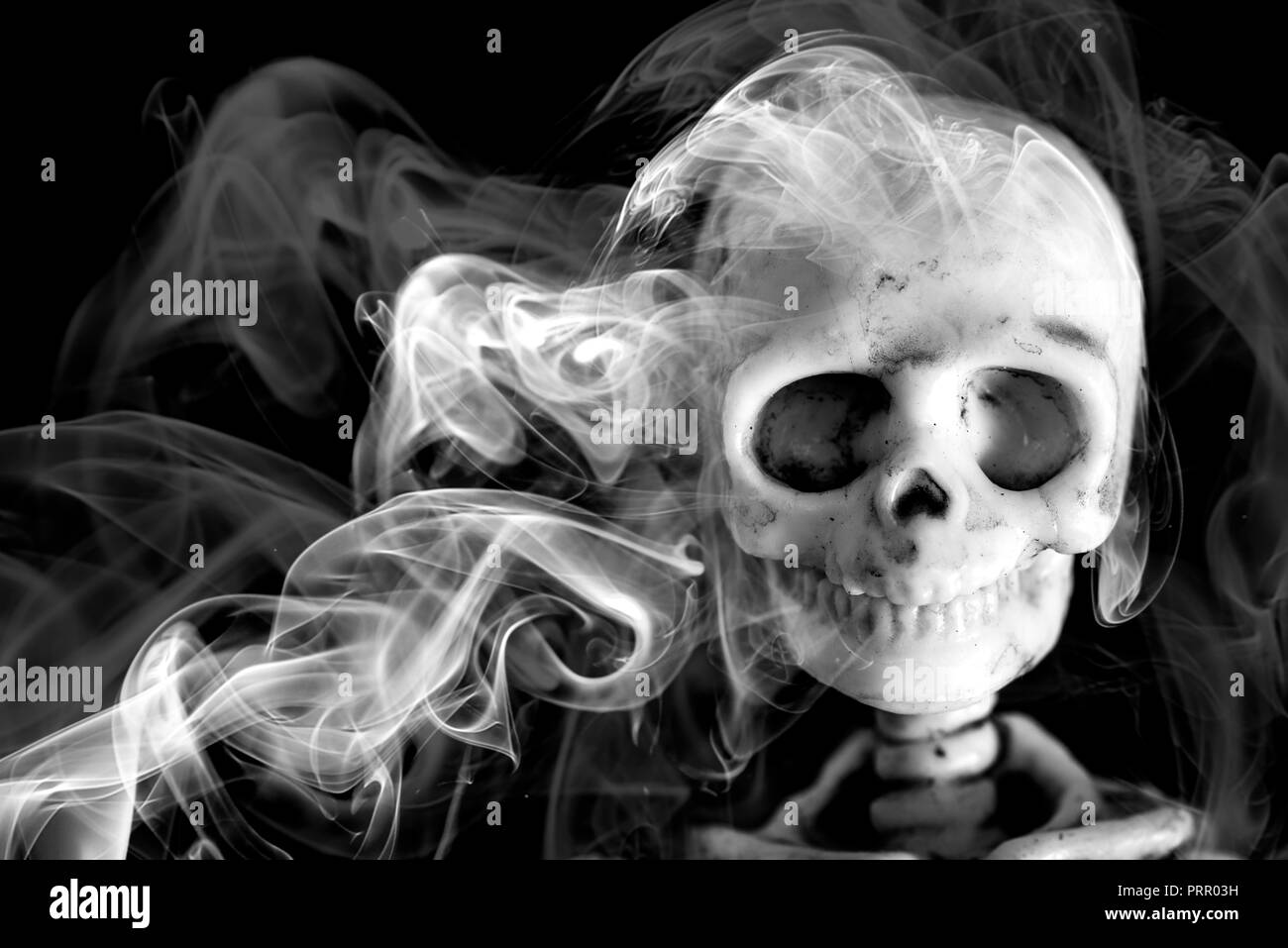 Skull smoking a cigarette Banque d'images noir et blanc - Alamy