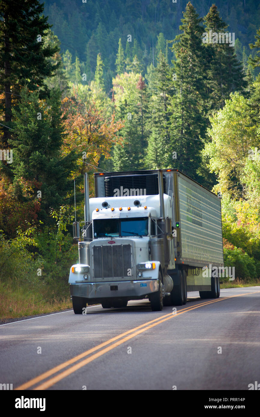 La conduite de camions on rural road in autumn Banque D'Images