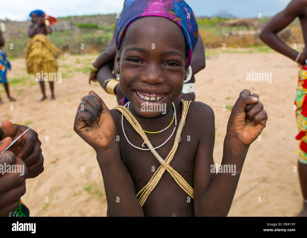 Tribu Mucubal girl laughing, Namibe, Angola, Virei Province Banque D'Images