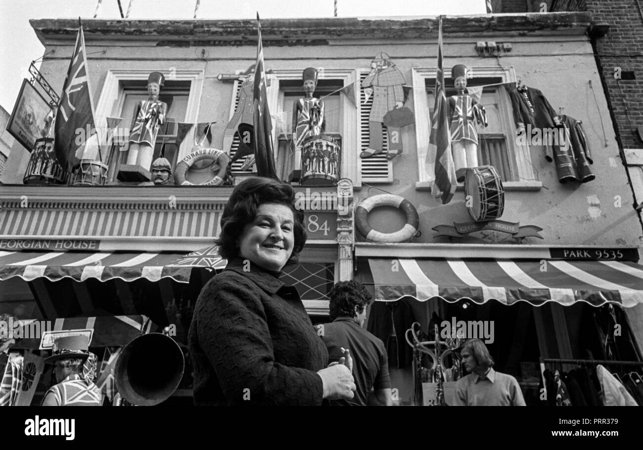 Swedish Opera star sourcils Birgit Nilsson le bric à brac et d'antiquités au marché de Portobello Road à Notting Hill London en 1970 Banque D'Images