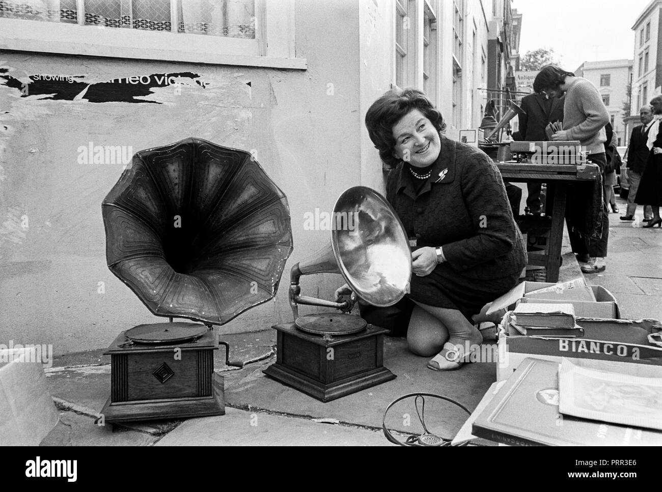 Swedish Opera star sourcils Birgit Nilsson le bric à brac et d'antiquités au marché de Portobello Road à Notting Hill London en 1970 Banque D'Images