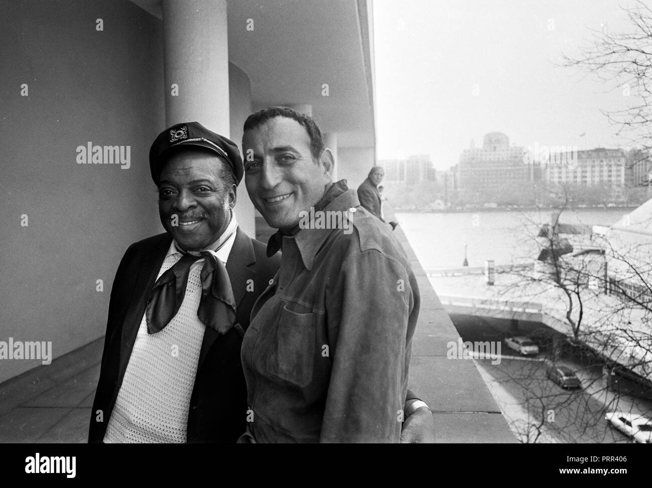 Leader du groupe Count Basie et chanteur Tony Bennett au cours d'une pause au Royal Festival Hall en 1970 Banque D'Images