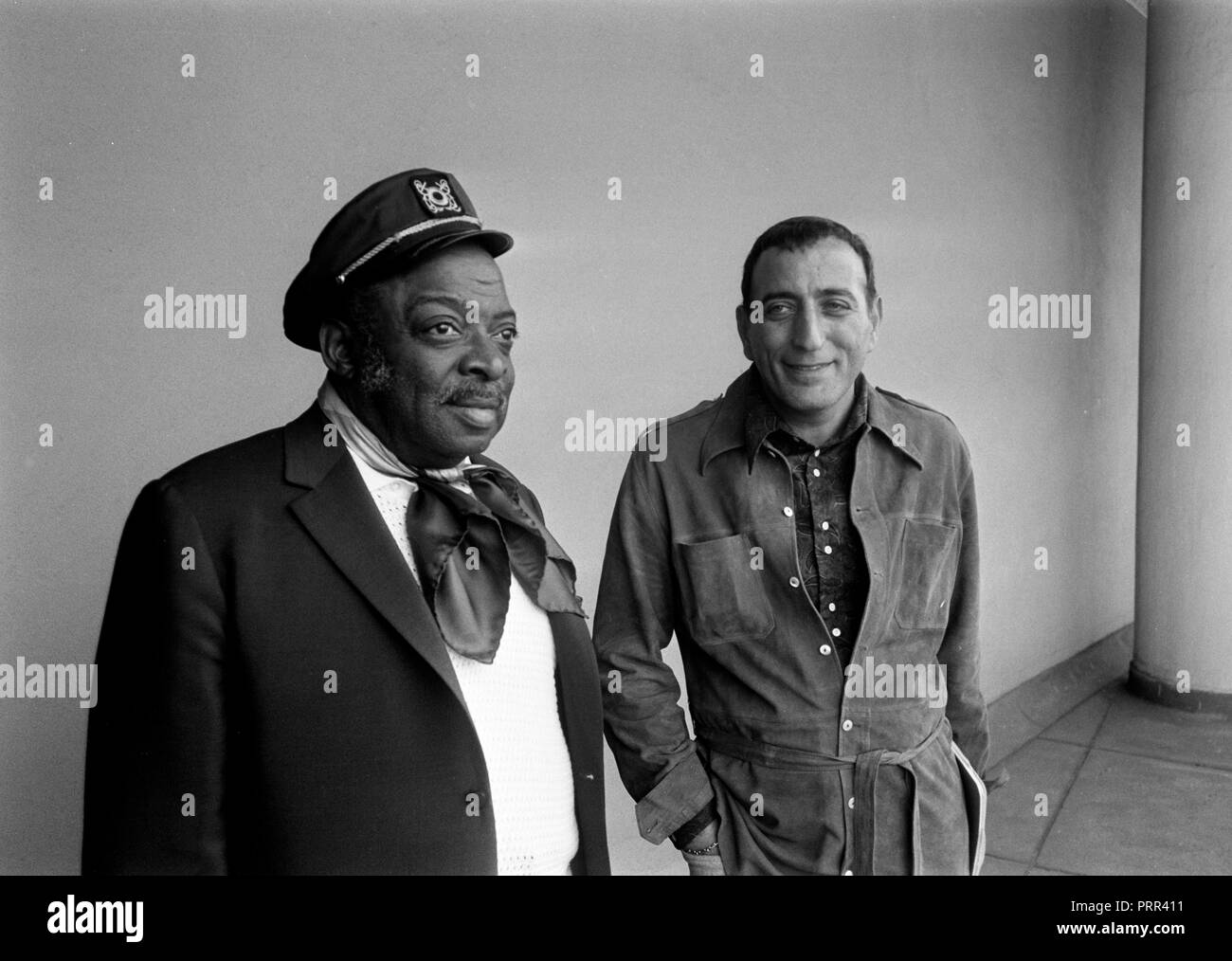 Leader du groupe Count Basie et chanteur Tony Bennett au cours d'une pause au Royal Festival Hall en 1970 Banque D'Images
