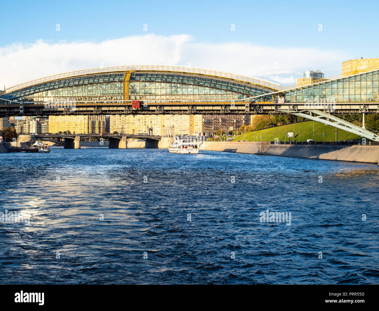 Moscou, Russie - le 27 septembre 2018 : avis de bateaux près de Bogdan Khmelnitski (Pont ferroviaire) dans la ville de Moscou à partir de la rivière Moskva en automne ensoleillé Banque D'Images