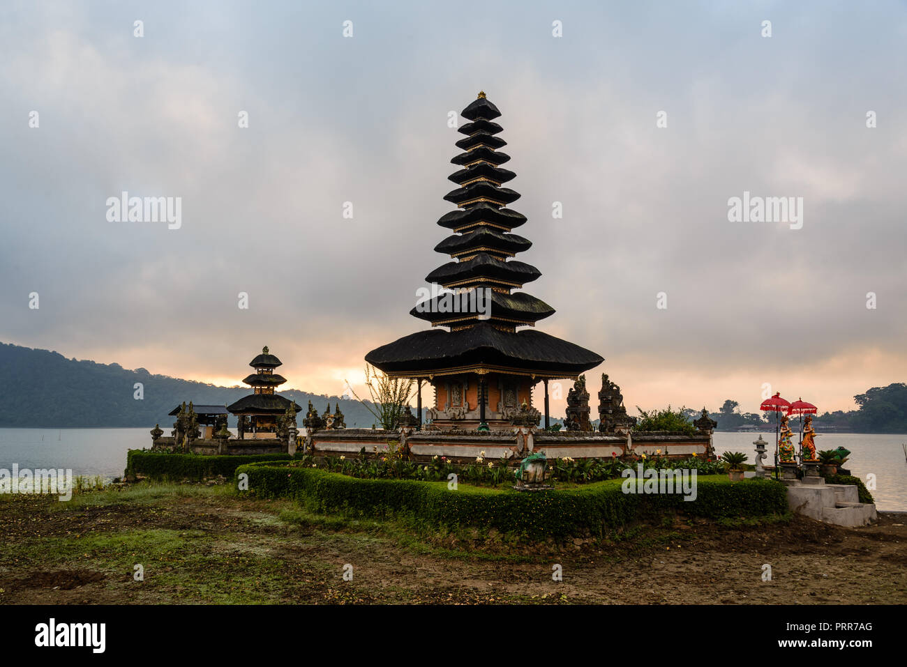 'Temple Pura Ulun Danu Beratan' au coucher du soleil, Bali Banque D'Images