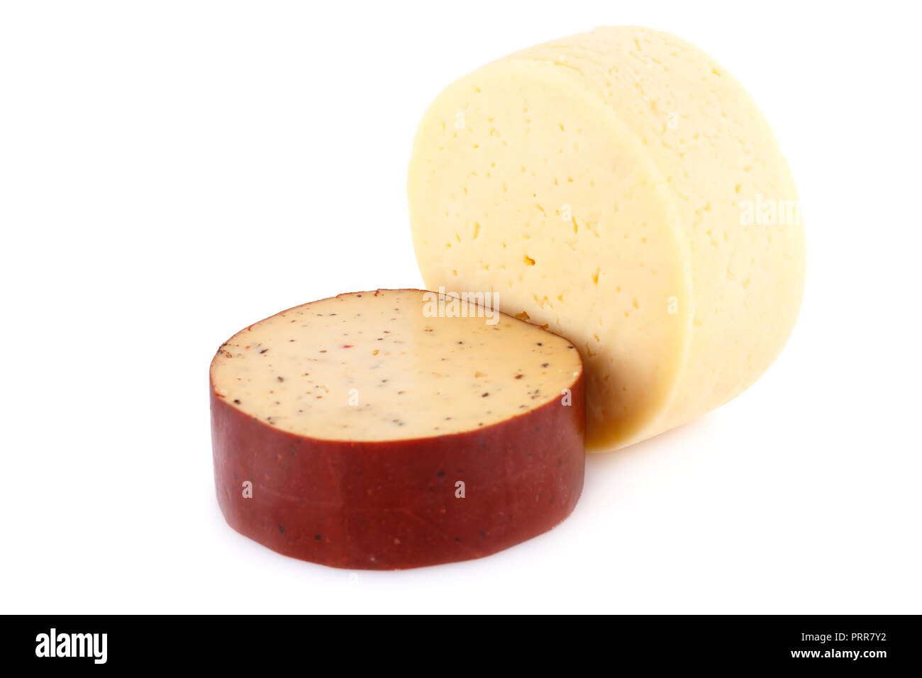 Deux morceaux de fromage rond isolé sur fond blanc. Banque D'Images