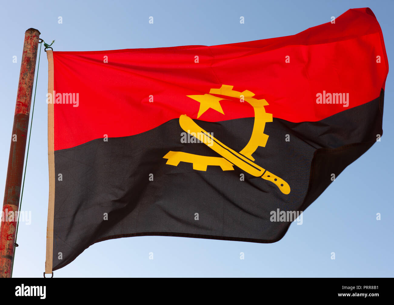 Drapeau de l'Angola dans la province de Namibe, vent, Tombua, Angola Banque D'Images