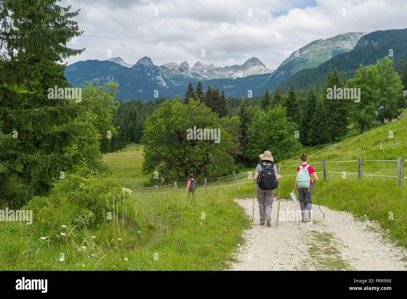Les promeneurs dans le parc national du Triglav, Alpes Juliennes, en Slovénie avec la distance en montagne Triglav Banque D'Images