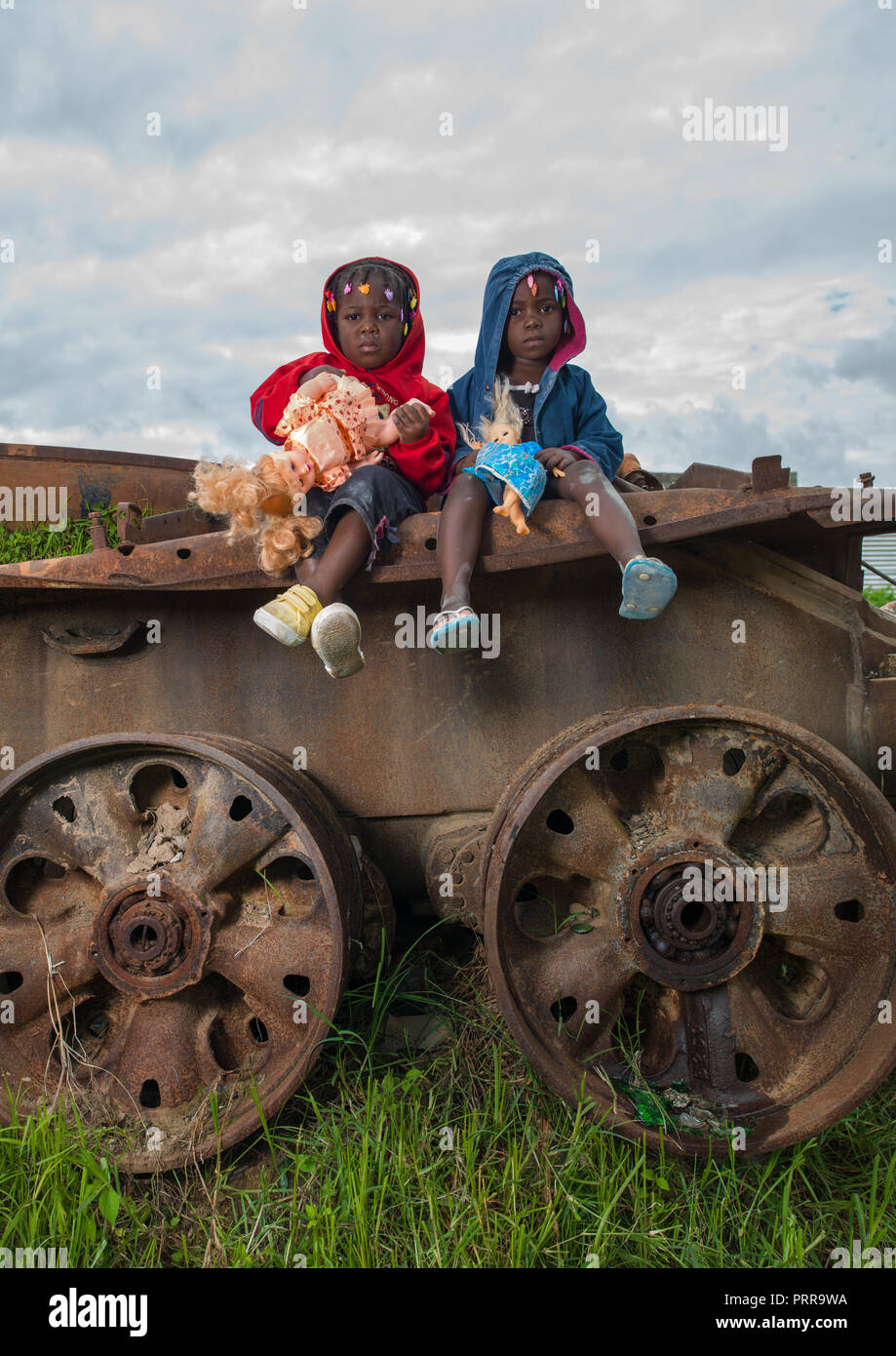 Les enfants angolais jouant sur un réservoir épave, province de Huambo, Huambo, Angola Banque D'Images