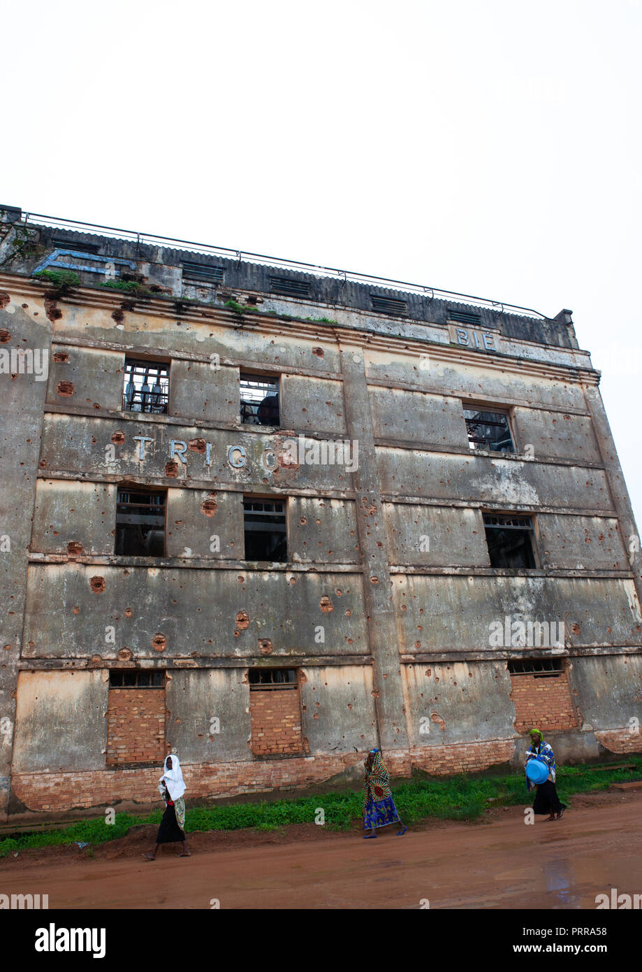 Bâtiment abandonné de Empreza fabrica de Angola, province de Bié, Kuito, Angola Banque D'Images