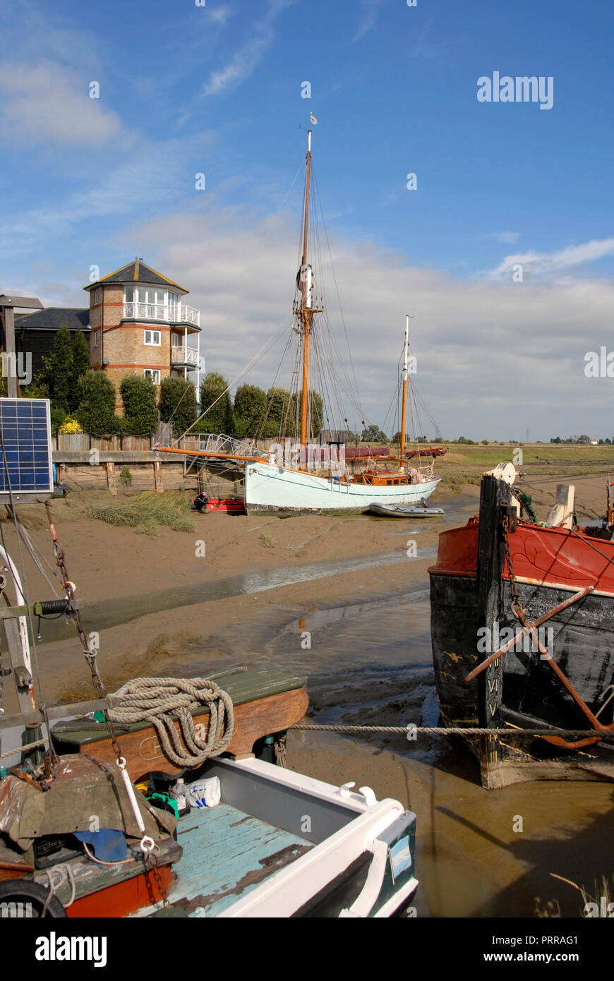 Bateaux dans Faversham creek à marée basse, Faversham, Kent, Angleterre Banque D'Images