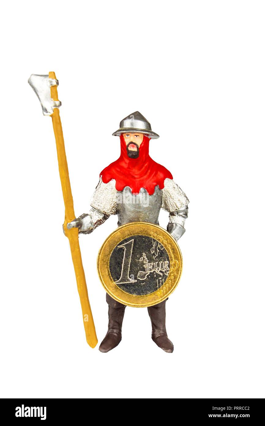 Metal Knight, figurine holding euro coins isolé sur blanc. La défense de l'Europe. La monnaie commune européenne. Chevalier médiéval Banque D'Images