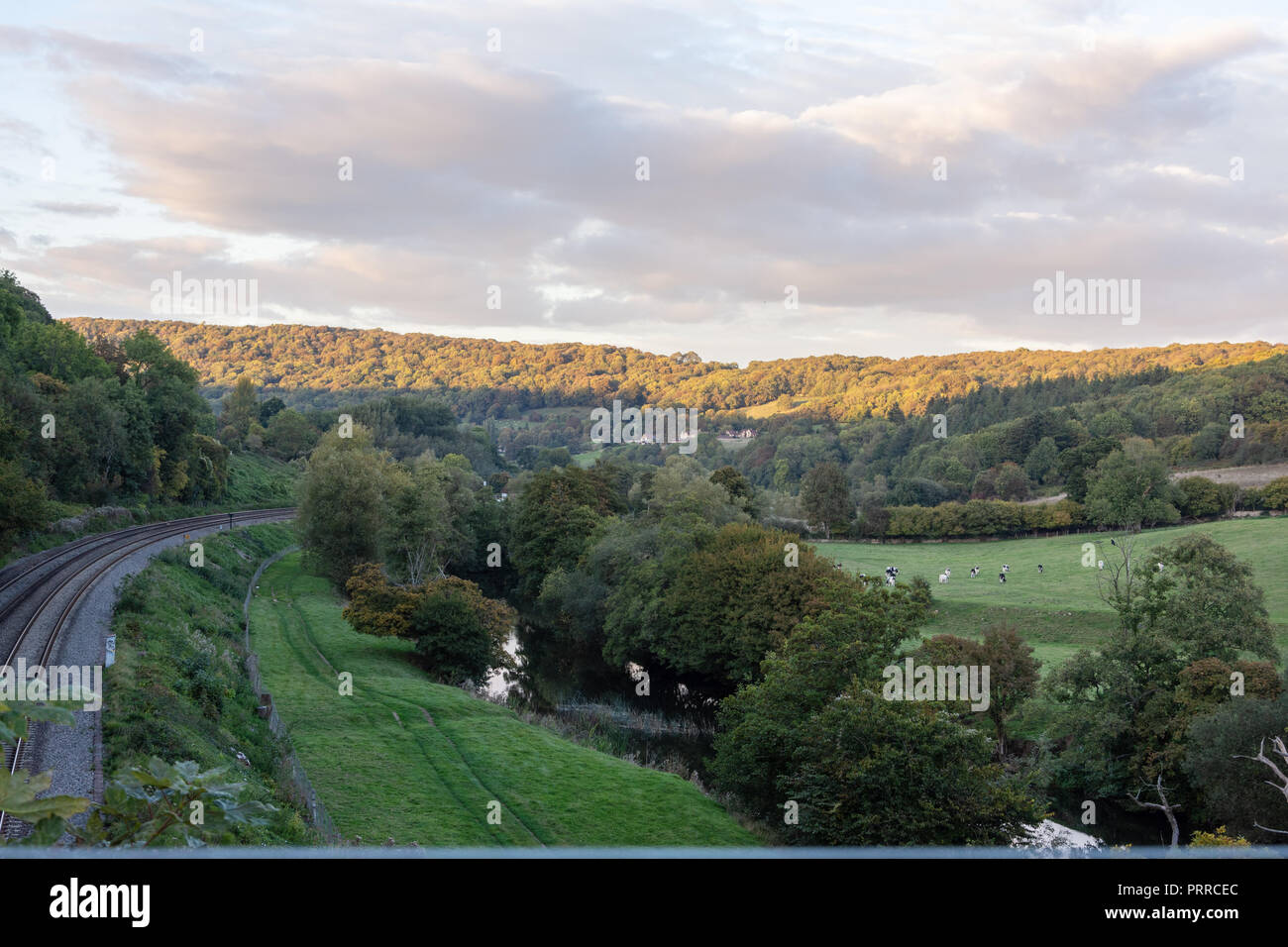 Soirée d'automne vue sur la vallée d'Avon courir vers la ville de Bath à partir de l'Aqueduc de Dundas en fin de soirée bien Banque D'Images
