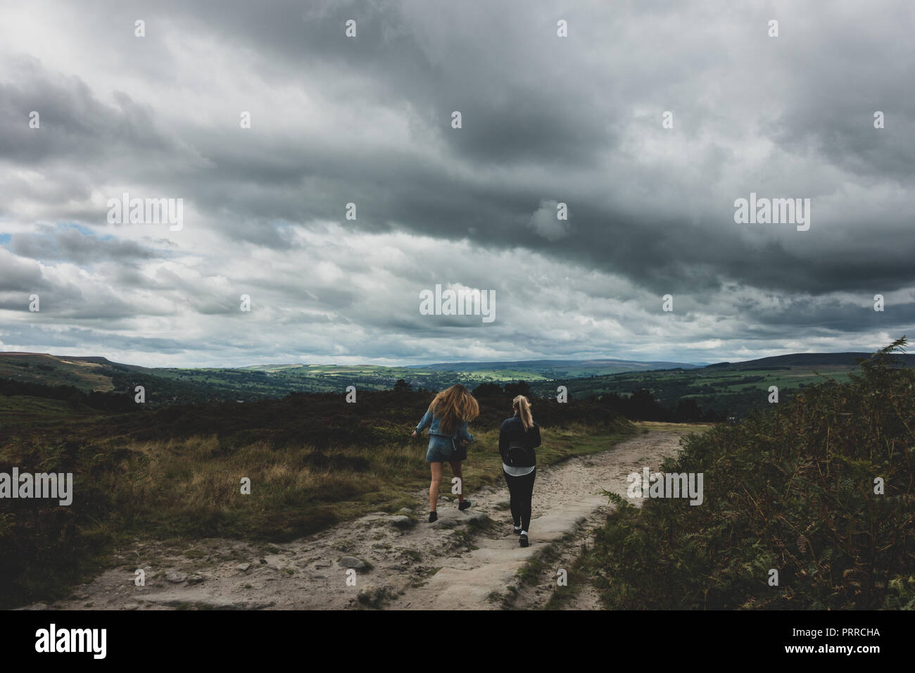 Deux jeunes femmes marchant dans la campagne avec un sens à la photo Instagram Banque D'Images