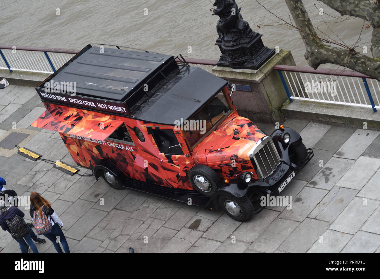 Waterloo Bridge, London, UK. 10 mars 2017 sur la rive sud de la Tamise. Van (Bonkers et britannique) la vente de vin chaud, cidre épicé chaud et whiskey Banque D'Images