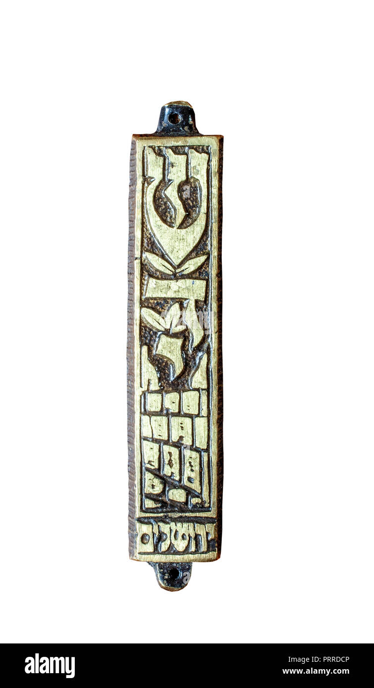 Un métal de style séfarade Mezouza cas, avec la lettre hébraïque 'Shin'. Mezuzahs contiennent des Écritures hébraïques et sont traditionnellement fixés sur poteaux Banque D'Images
