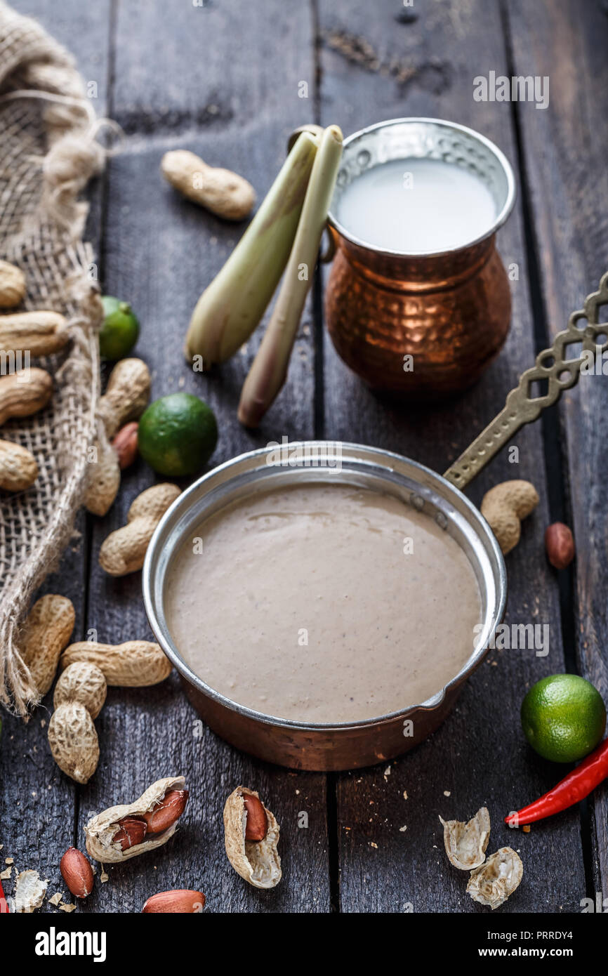 Sauce aux cacahuètes ou pour les brochettes de poulet sauce satay Banque D'Images