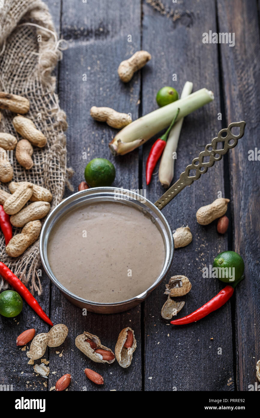 Ingrédients pour la sauce d'arachide sur une table, copiez l'espace. Banque D'Images
