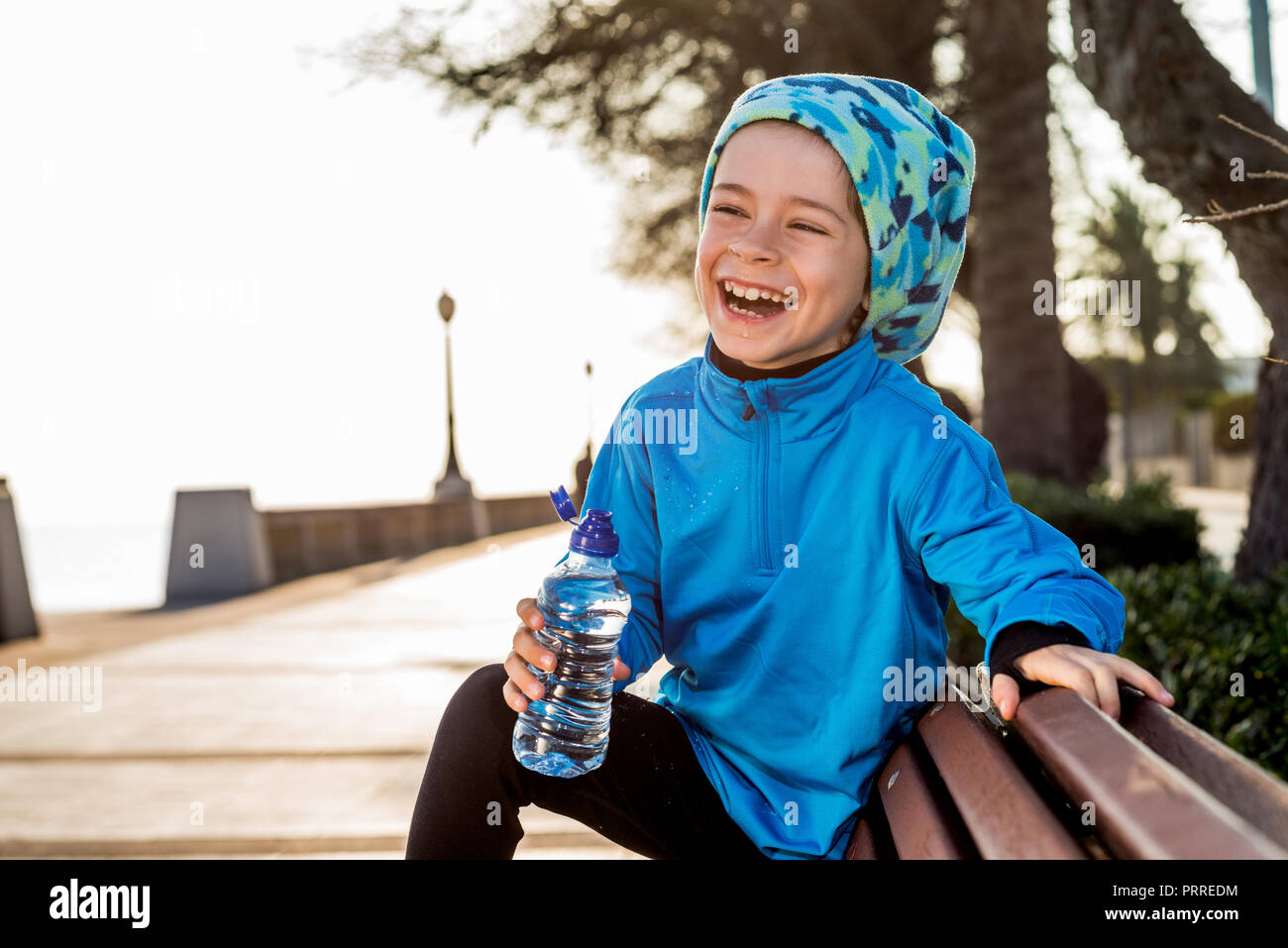 Sportif de l'enfant avec l'eau rit Banque D'Images