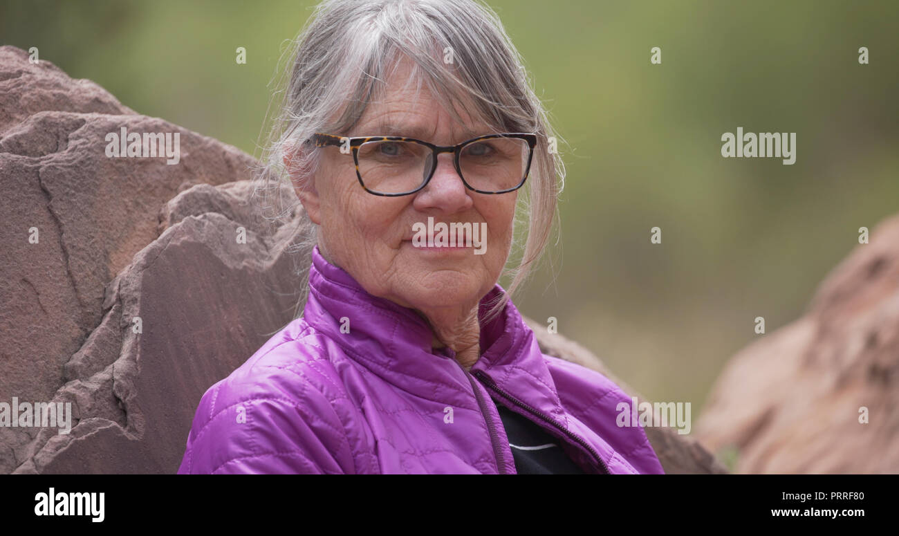 Heureux les amateurs de plein air se détendre sur rock et looking at camera Banque D'Images