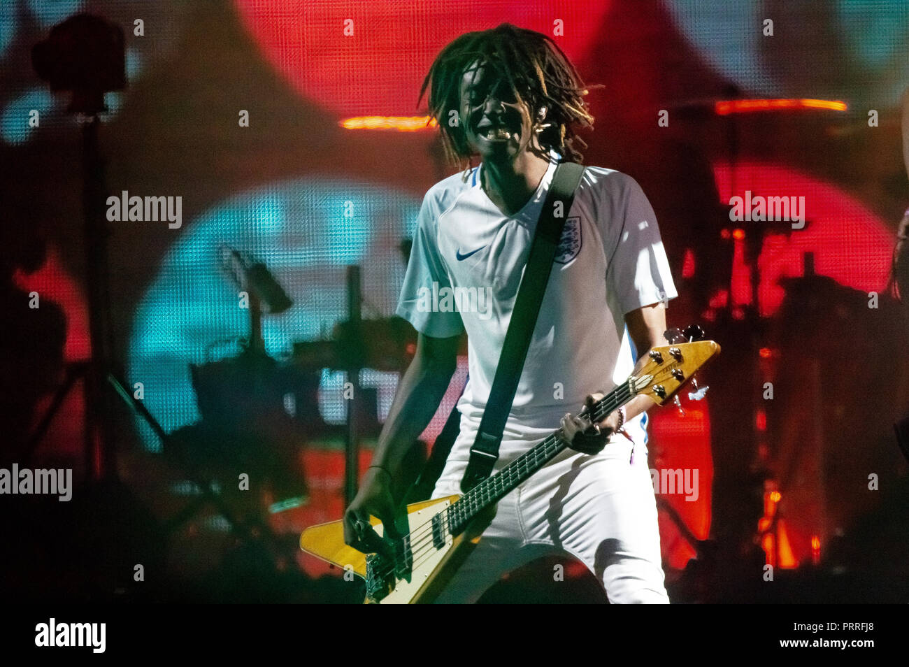 Le Danemark, Roskilde - Juillet 7, 2018. Le groupe de rock alternatif britannique Gorillaz effectue un concert live au cours de la Danish music festival Festival de Roskilde en 2018. Ici bassiste Seye Adelekan est vu sur scène. (Photo crédit : Gonzales Photo - Kasper Maansson). Banque D'Images