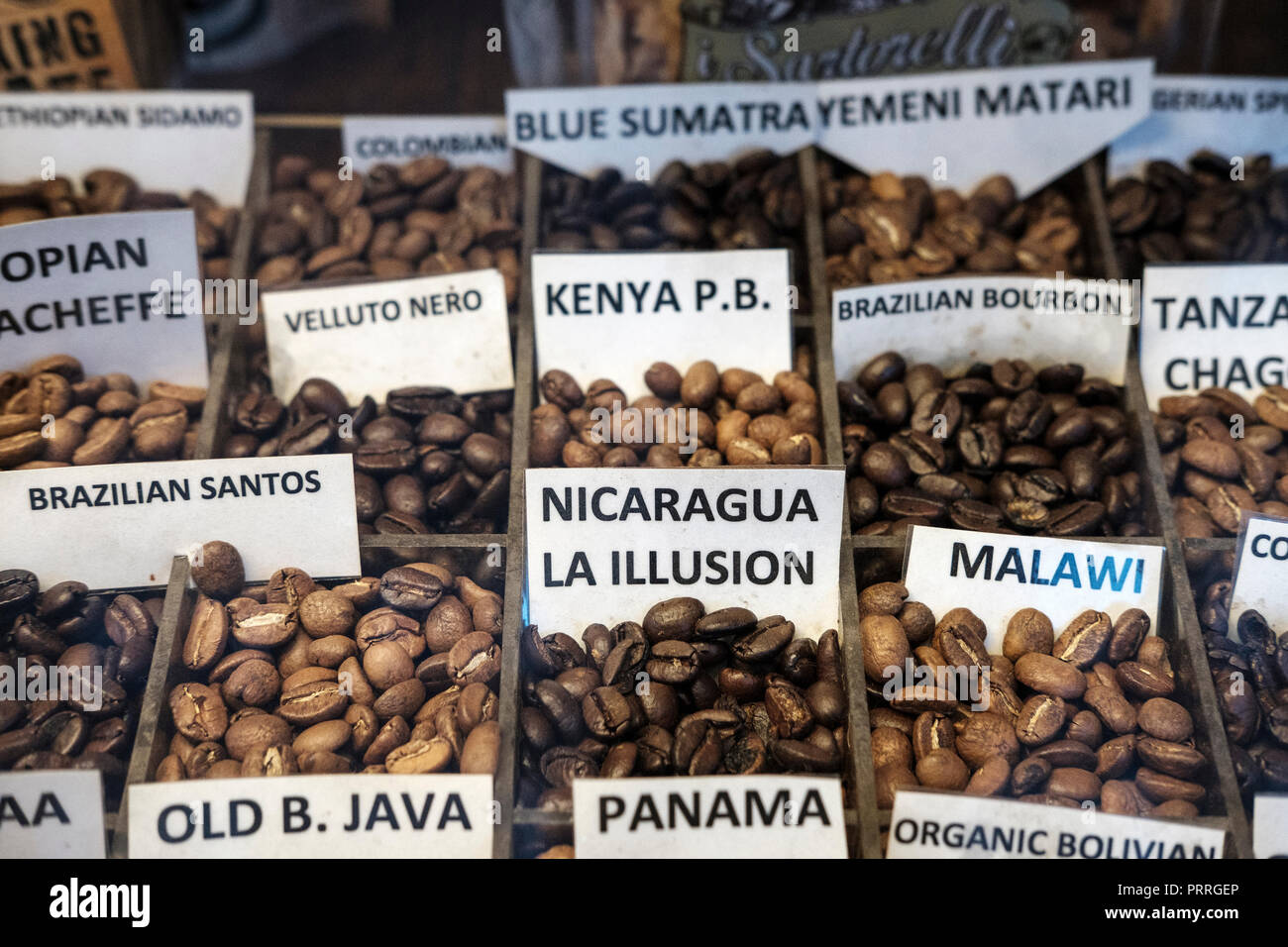 UK,Londres,Soho-algérienne coffee company- variété de grains de café sur l'affichage Banque D'Images