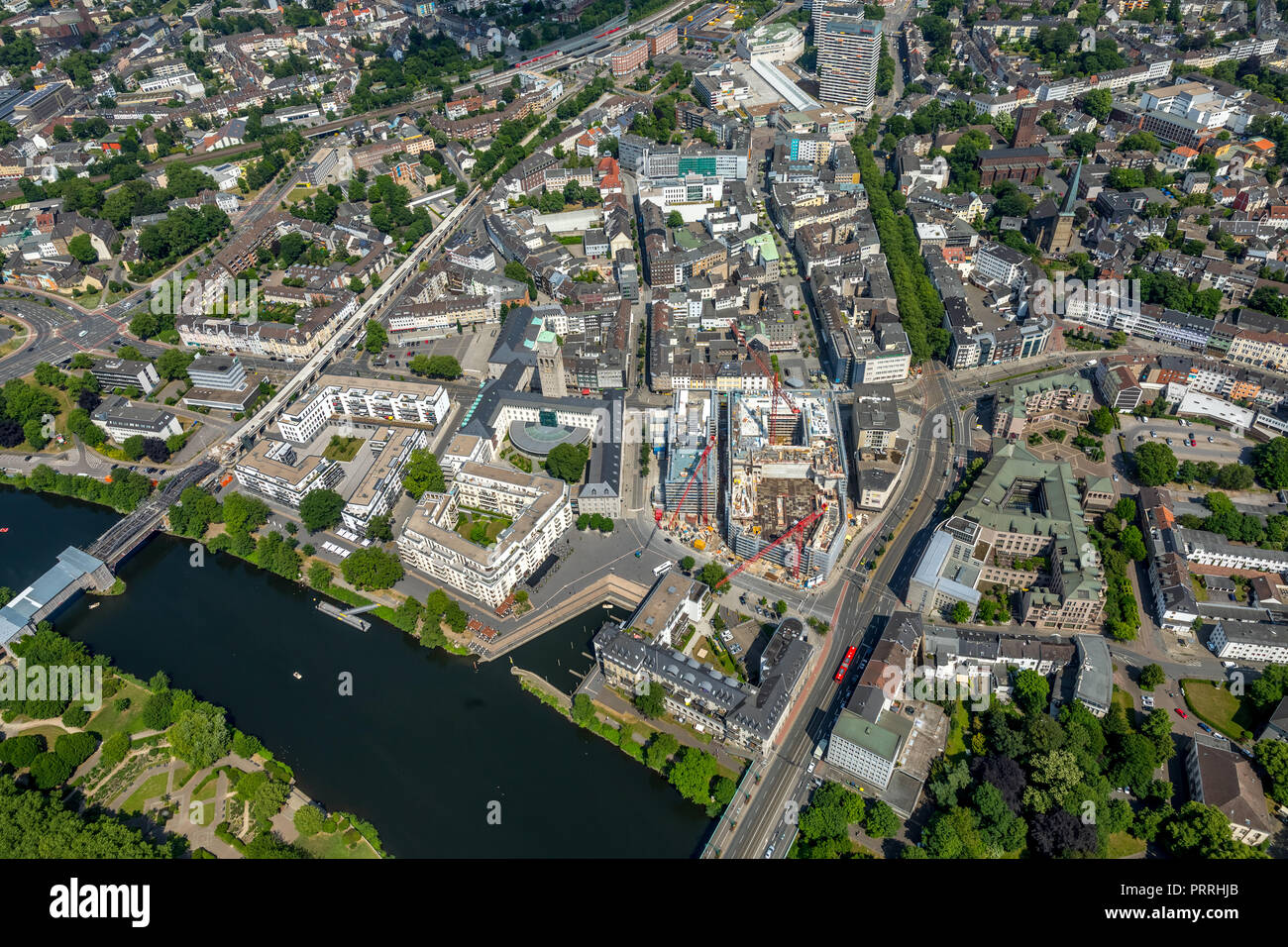 Le centre-ville de Mülheim avec vue sur Ruhrbania Ruhrpromenade, Ruhr, et l'Hôtel de Ville, StadtQuartiers Schlossstraße, LP Banque D'Images