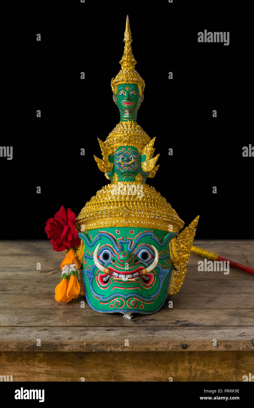 Le masque de Thotsakan ou Ravana, l'un des roi démon en thaï Ramayana pantomime sur la table en bois isolé sur fond noir Banque D'Images