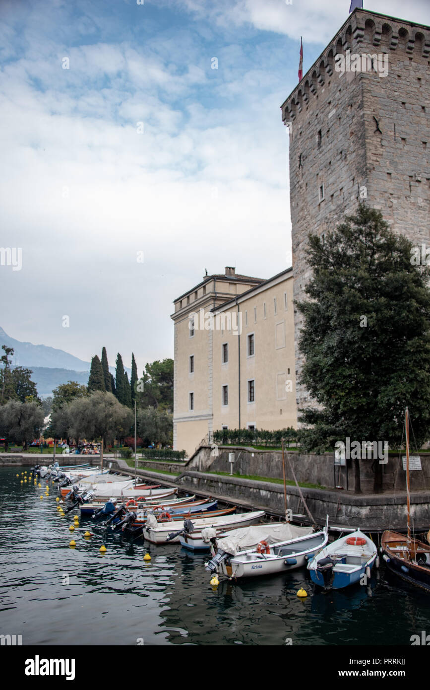 Bateaux pacifiques et les bâtiments, Riva del Garda, Lac de Garde, Italie Banque D'Images