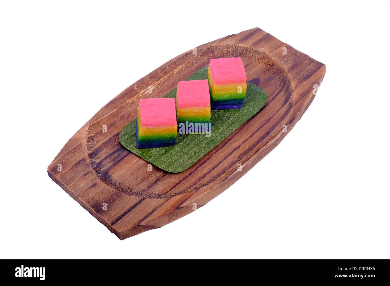 Alimentaire malaisien traditionnel. Kuih sur le Lapis plaque en bois isolé sur fond blanc. Banque D'Images