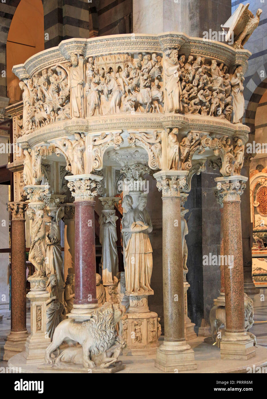 Chaire gothique italien de Giovanni Pisano à Pise Cathédrale à la Place des Miracles (Piazza del Duomo). Banque D'Images